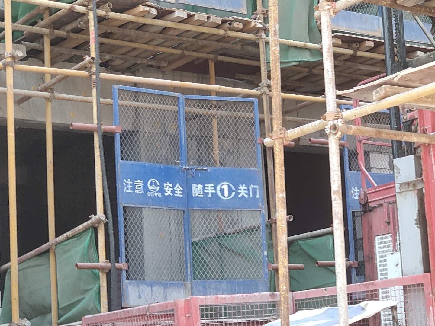 2020.4.21上海建工集团订购人货电梯安全防护门
